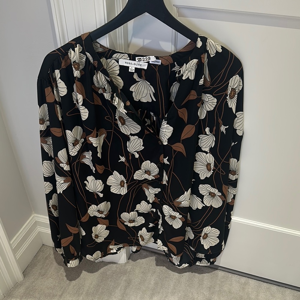 Rose & Olive Black Ruffled Puff Sleeve Blouse